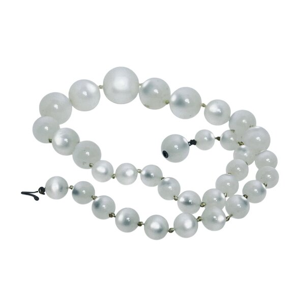Vintage Chunky White Moonglow Graduated Bead Necklace (5662) - Picture 6 of 6